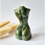 Mosagaat vrouwenbeeldje 8 cm, Moonlight Gemstones; handgeslepen edelsteen sculptuur in groene tinten