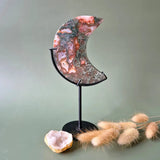 Rode Druzy Mosagaat Maan op standaard, 10–12 cm, Moonlight Gemstones