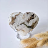 Edelsteen Grote druzy mosagaathart op metalen standaard, wit-grijs met gouden aderen