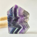 Candy fluoriet sculptuur met ruwe rand, paars-violette fluoriet met groen-witte accenten, 313 g