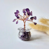 Mini Edelsteen Money Tree (5 cm) met paarse amethistchips op koperen takjes in glazen vaas Moonlight Gemstones