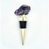 Wijnstopper met ruwe amethist kristal – Moonlight Gemstones, goudkleurige stang met zwarte ring