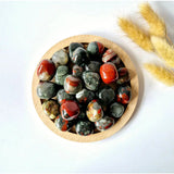 Moonlight Gemstones Edelsteen African Bloodstone handstones, 2 cm tumbled stones in green with red veining, wooden bowl