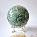 Groene Strawberry Quartz Bol, 73 mm, gepolijste bol op metalen standaard
