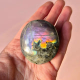Labradoriet palmsteen van Moonlight Gemstones met iriserende paarse regenboogkleuren