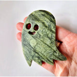 Groene jade spookje edelsteen, spookvormig met twee ogen en glimlach, ca. 7 cm