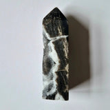 Moonlight Gemstones Edelsteen Druzy Sphaleriet Obelisk kristalstolp met zwart-wit patroon en sprankelende druzy