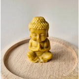 Edelsteen Gele Jade Boeddha 7 cm, geel zittend beeldje op houten schijf