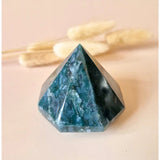 Mosagaat druzy edelsteen carving van Moonlight Gemstones, blauwgroene piramide ca. 6 cm