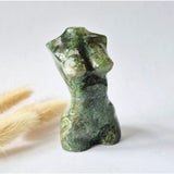 Mosagaat vrouwenbeeldje, Moonlight Gemstones, 8 cm, handgeslepen edelsteen