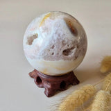 Moonlight Gemstones Kristallen Edelsteen druzy roze amethist bol op houten standaard, 80mm, 638g