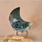 XL edelsteen mosagaat maan op standaard met groene druzy patronen, Moonlight Gemstones