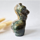 Mosagaat vrouwenbeeldje, 8 cm, handgeslepen edelsteen sculptuur met groene patronen
