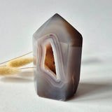 Druzy agaattoren uit Uruguay, Moonlight Gemstones geode edelsteen met grijs-lila banding en goudkleurige druzy holte