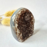 Druzy agaat geode uit Uruguay, 136 g, kristallige bruine drusy binnenkant.