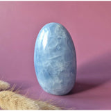 Edelsteen Celestien freeform in zachtblauw, Moonlight Gemstones