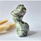 Mosagaat vrouwenbeeldje, 8 cm, handgeslepen edelsteen carving in groen-witte marmerpatroon.