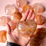 Edelsteen Fire Quartz harten van Moonlight Gemstones; grote hartvormige kristallen met hematiet-inclusies