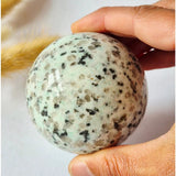 Kiwi Jaspis Bol 60 mm, natuurlijke edelsteenbol met groen-witte tinten en zwarte vlekken, Moonlight Gemstones