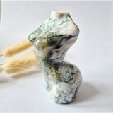 Mosagaat vrouwenbeeldje 8 cm, abstracte torso in groen-witte edelsteen, Moonlight Gemstones