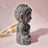 Granaat Buddha beeld, 15 cm hoog, donkergroene met roze marmering edelsteenbeeld