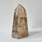 Lichte rookkwarts toren van Moonlight Gemstones, smoky quartz met diepe insluitsels, 600 g