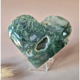 Hartvormige mosagaat druzy edelsteen op metalen standaard, groene geode