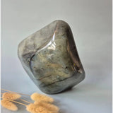 Moonlight Gemstones Labradoriet freeform steen, XXL 2322g, intense flash en spirituele bescherming