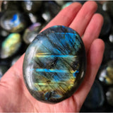 Labradoriet handsteen van Moonlight Gemstones, iriserend blauw‑groen met lijnen