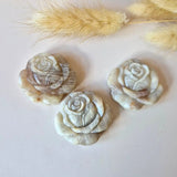 Maansteen Roos edelsteen carving by Moonlight Gemstones; three white-gray moonstone rose sculptures, 3.7 cm