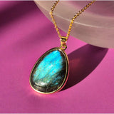 Goudkleurige Labradoriet hanger aan gouden ketting, 25 mm, met iriserende blauwgroene glans