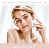 green-goose herbruikbare wattenschijfjes, wit katoenen pad wordt op het gezicht aangebracht door een vrouw