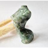 Mosagaat vrouwenbeeldje 8 cm (#48) – handgeslepen edelsteen carving