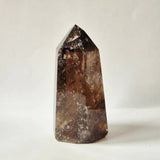 Rookkwarts toren 330 gram van Moonlight Gemstones; hoge kwaliteit smoky quartz met diepe insluitels