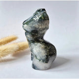 Mosagaat vrouwenbeeldje 8 cm van Moonlight Gemstones, handgeslepen edelsteen carving