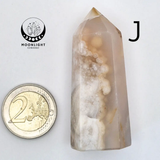 Handgemaakte bloemagaattoren van Moonlight Gemstones; roze agaat met witte kristal-inclusies, naast 2-euro munt voor schaal