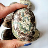 Kristal Groene Bloem Toermalijn Palmsteen by Moonlight Gemstones, green floral-pattern stress-relief palm stone