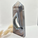 Grijze agaat toren met druzy opening, gepolijste edelsteen obelisk, 246 g.
