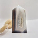 Grijze agaat toren met druzy opening, 183 g, gepolijste edelsteen obelisk Moonlight Gemstones