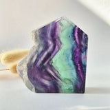 Candy fluoriet sculptuur met ruwe rand door Moonlight Gemstones, 355g, paars-groen.