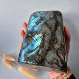 Moonlight Gemstones XXL Labradoriet freeform steen met intense blauwe iriserende glans, 2082 g