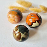 Ocean Jasper polychrome edelsteen bollen door Moonlight Gemstones, 40–50mm, rood/oranje, uniek patroon, set van 3