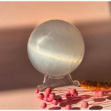 Selenietbol met Cat Eye-effect, melkachtige selenietbal op een metalen standaard, Moonlight Gemstones