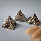 Hoge Kwaliteit Edelsteen Pyriet Piramide 4-5cm – Natuurlijke Druzy & Metallic Glans