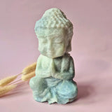 Caribbean Calcite Buddha Beeld – Moonlight Gemstones, circa 1000 g, 15 cm, blauwgroene edelsteen