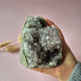 Amethist geode met calciet, 744 g, paars kristallen cluster in hand