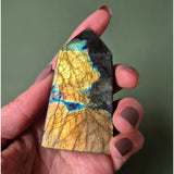 Flashy Labradoriet edelsteen toren, 8–10 cm hoog, goud-bruin met blauwe iriserende vlammen — Moonlight Gemstones