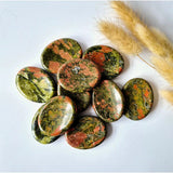 Edelsteen Unakiet Duimsteen worry stones by Moonlight Gemstones; green with orange-red veining
