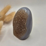Druzy grijze agaat freeform staand edelsteen kristal, 127 g