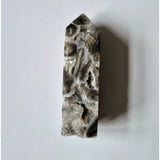 Edelsteen Druzy Sphaleriet Obelisk, Moonlight Gemstones, lange kristaltoren met grijze en witte druzy